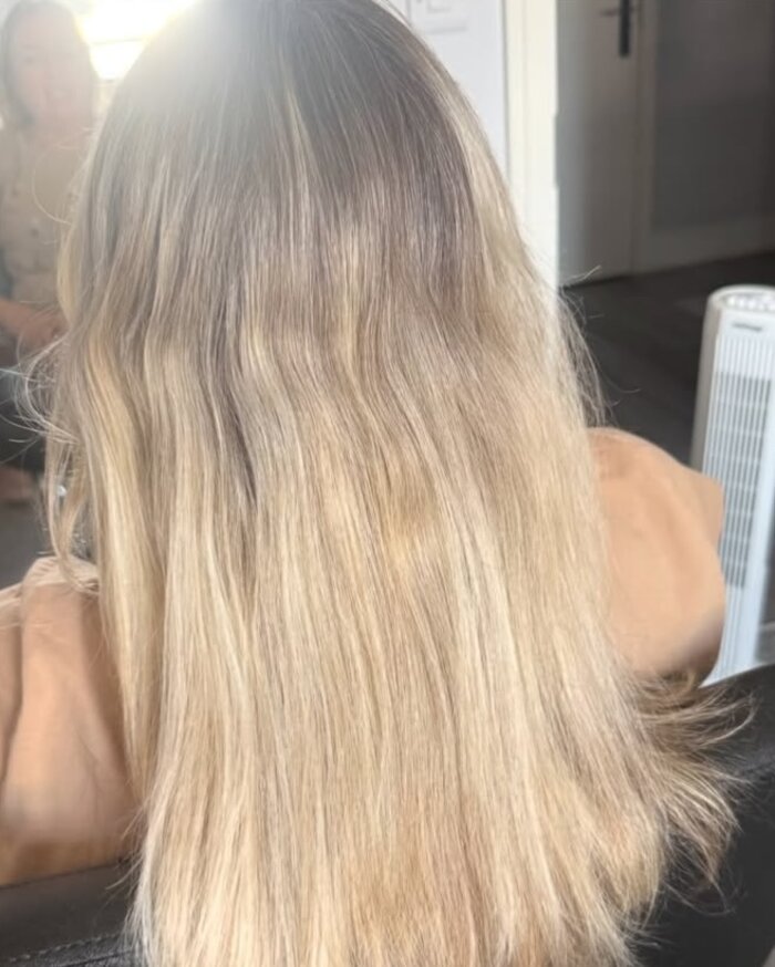 Antes: cabelo loiro precisando de retoque de raiz e hidratação